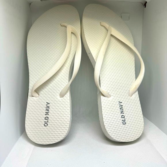 OLD NAVY Women's White Classic Flip-Flops Slip-On Sandals Shoes -Size 7-8 NWOT - Picture 1 of 3